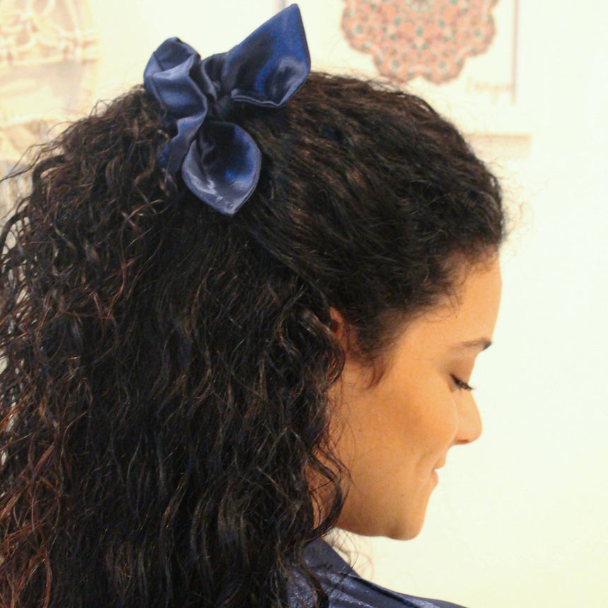 SCRUNCHIE CETIM DE SEDA MARINHO