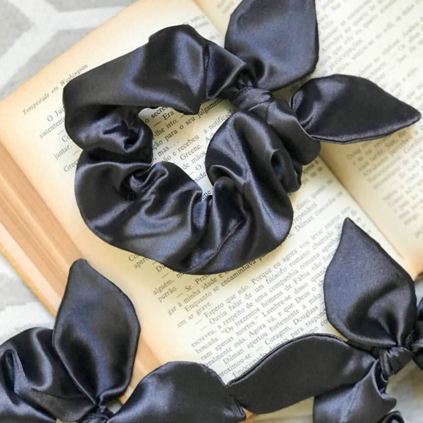 SCRUNCHIE CETIM DE SEDA PRETO